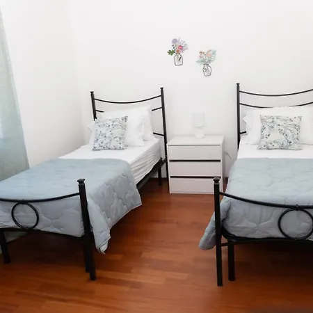 San Tomaso Historic Center -158 M - Terrace - 2 Baths - 8 Guests *