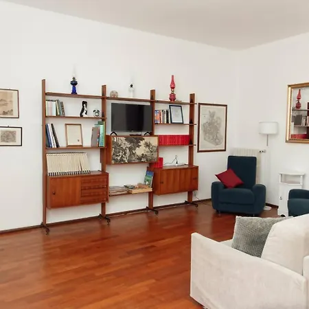 San Tomaso Historic Center -158 M - Terrace - 2 Baths - 8 Guests Apartment